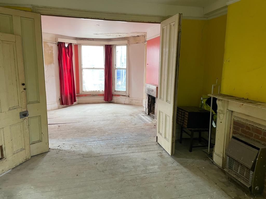 Lot: 65 - SUBSTANTIAL PROPERTY WITH CONVERSION POTENTIAL -